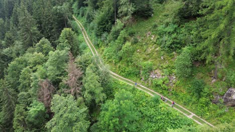 Linien-Und-Spaziergänge-In-Der-Drohne-Der-Pfadfindergruppe-Helfen,-Sich-Selbst-Kennenzulernen