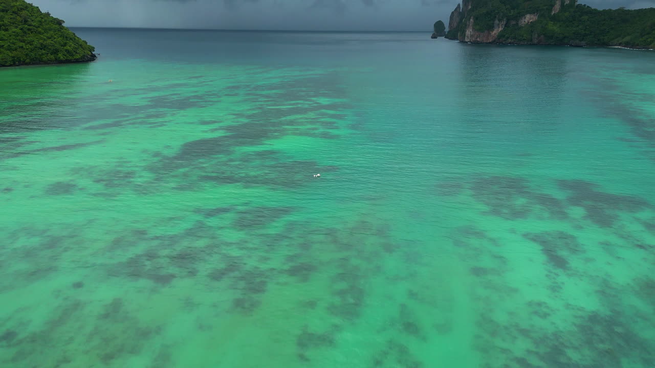 태국 에 있는 열대 폭풍 의 이국적 인 열대 물 위 에서의 공중  ⁇ 트-업