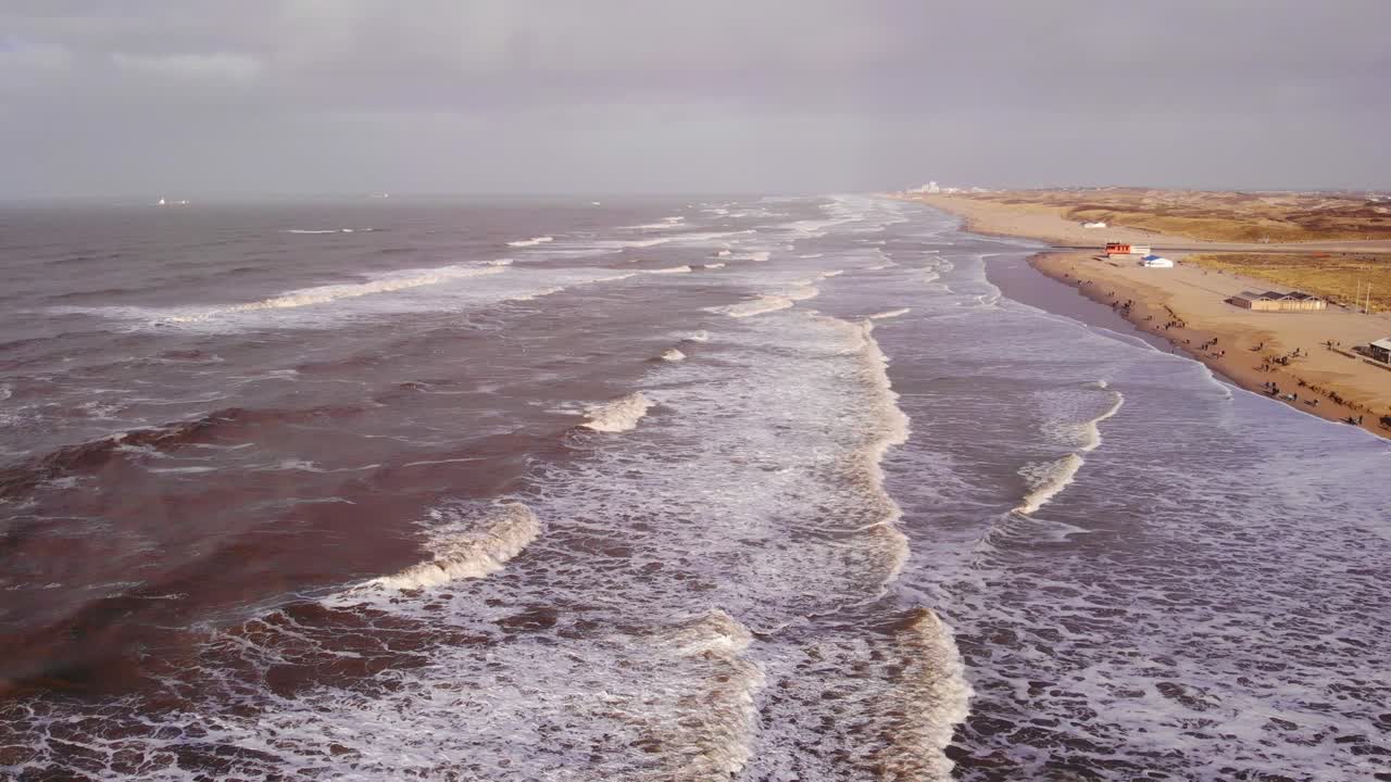 네덜란드 남부의 katwijk aan zee 해변 해안선을 따라 거친 바다 파동의 공중 사진