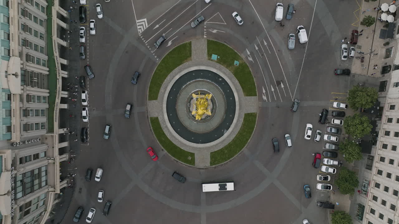자유 광장과 교통의 공중 촬영을 슬로우 모션 돌리 아웃