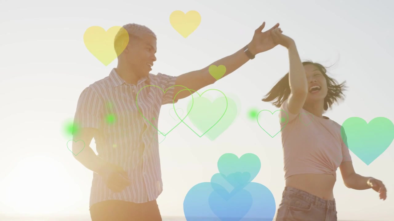 Koppel hand in hand op strand, man leidt vrouw in een draai terwijl geanimeerde harten zweven voor advertenties.
