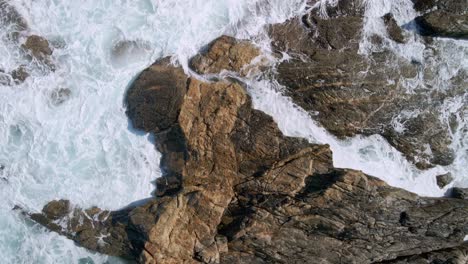 Vista-Por-Drones-De-Una-Piscina-De-Roca-Clara-Y-Olas-Agitadas-A-Lo-Largo-De-La-Costa-Verde-De-La-Playa,-Península-De-Eyre,-Australia-Del-Sur