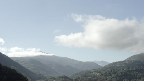 montañas de las altas pireneas en la temporada de verano, francia