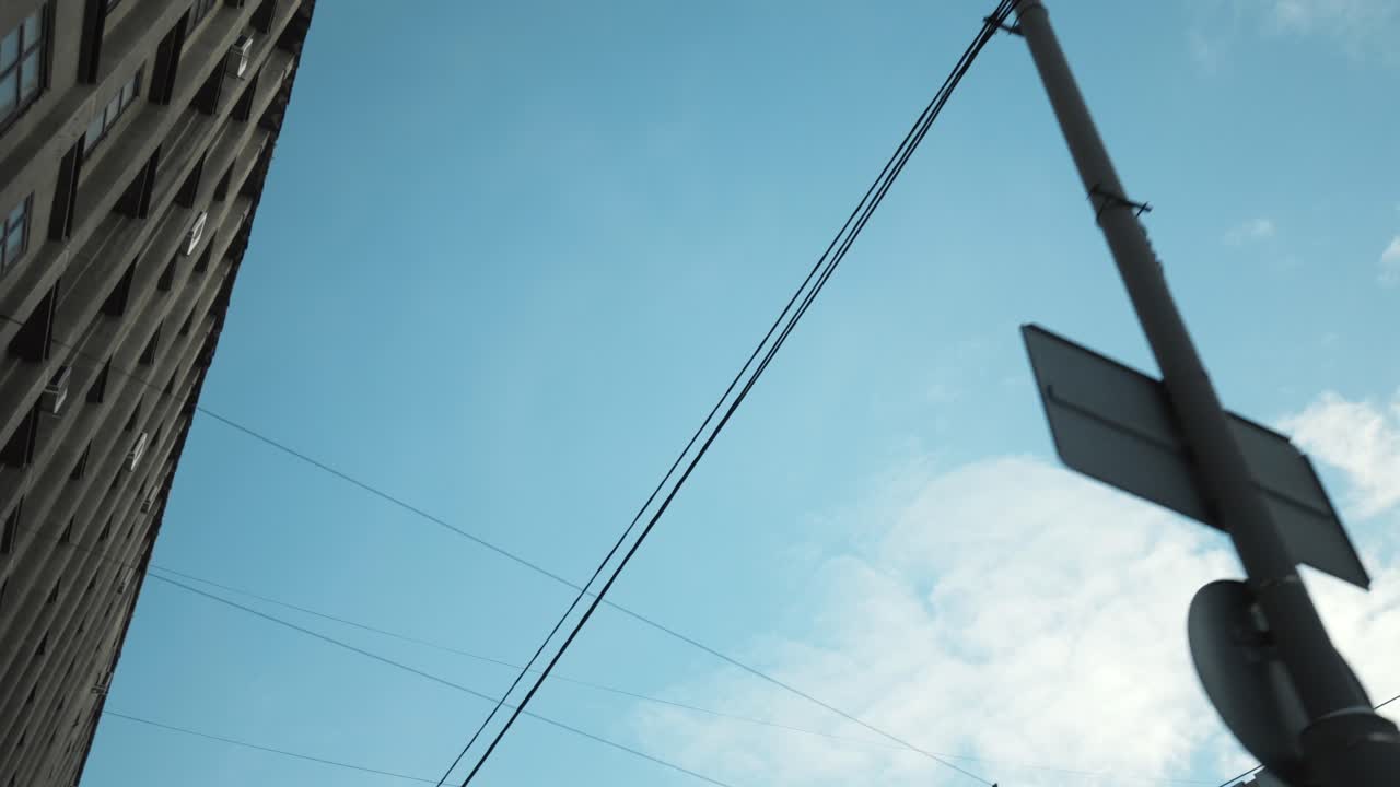 건물 과 램프 포스트 를 가진 도시 거리 장면