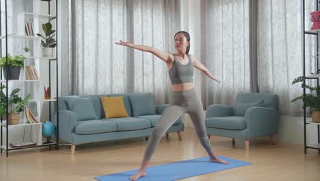 mujer practicando yoga en casa