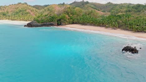 Día-Tropical-En-La-Playa-De-Breman-Con-Asombrosas-Aguas-Azules-Del-Océano-En-Las-Galeras,-República-Dominicana