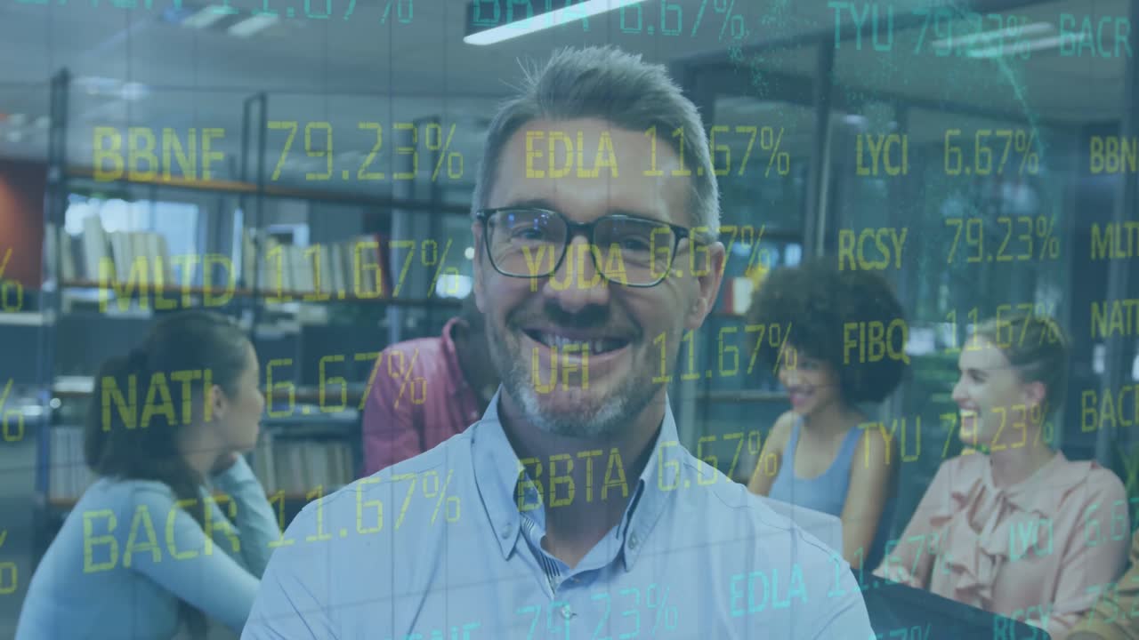 animación del procesamiento de datos financieros sobre un empresario caucásico sonriente.
