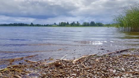 Disparo-De-Primer-Plano-De-Agua-De-Lago-Pacífico