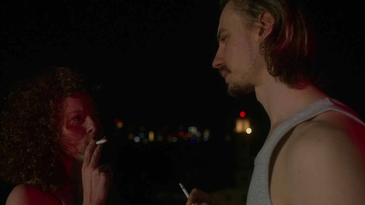 도시 에서 밤 에 담배 를 피우는 부부