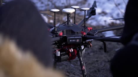 avión no tripulado en un campo nevado