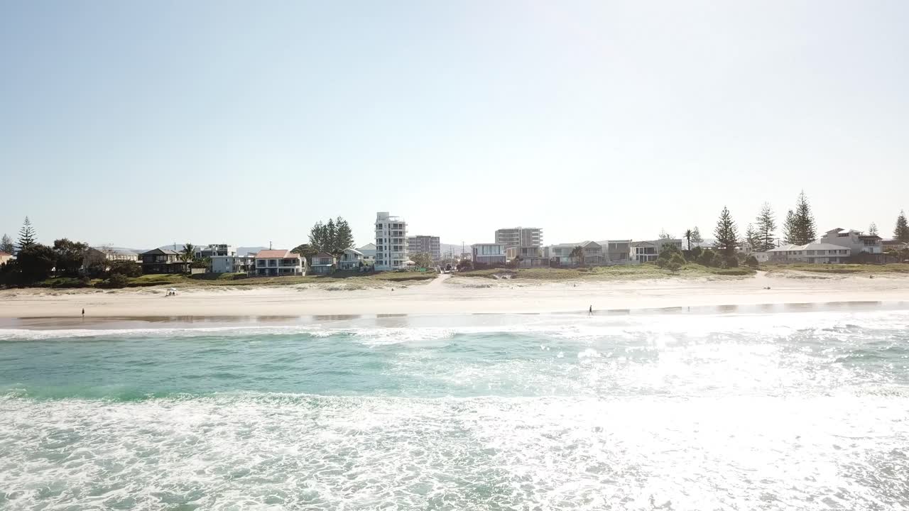 여름날에 걷는 동네 사람들의 해변에서 드론 공중