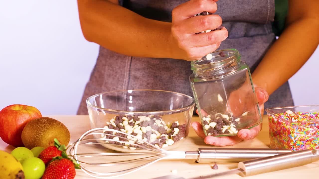 과일 과 초콜릿  으로 디저트 를 준비 하는 것