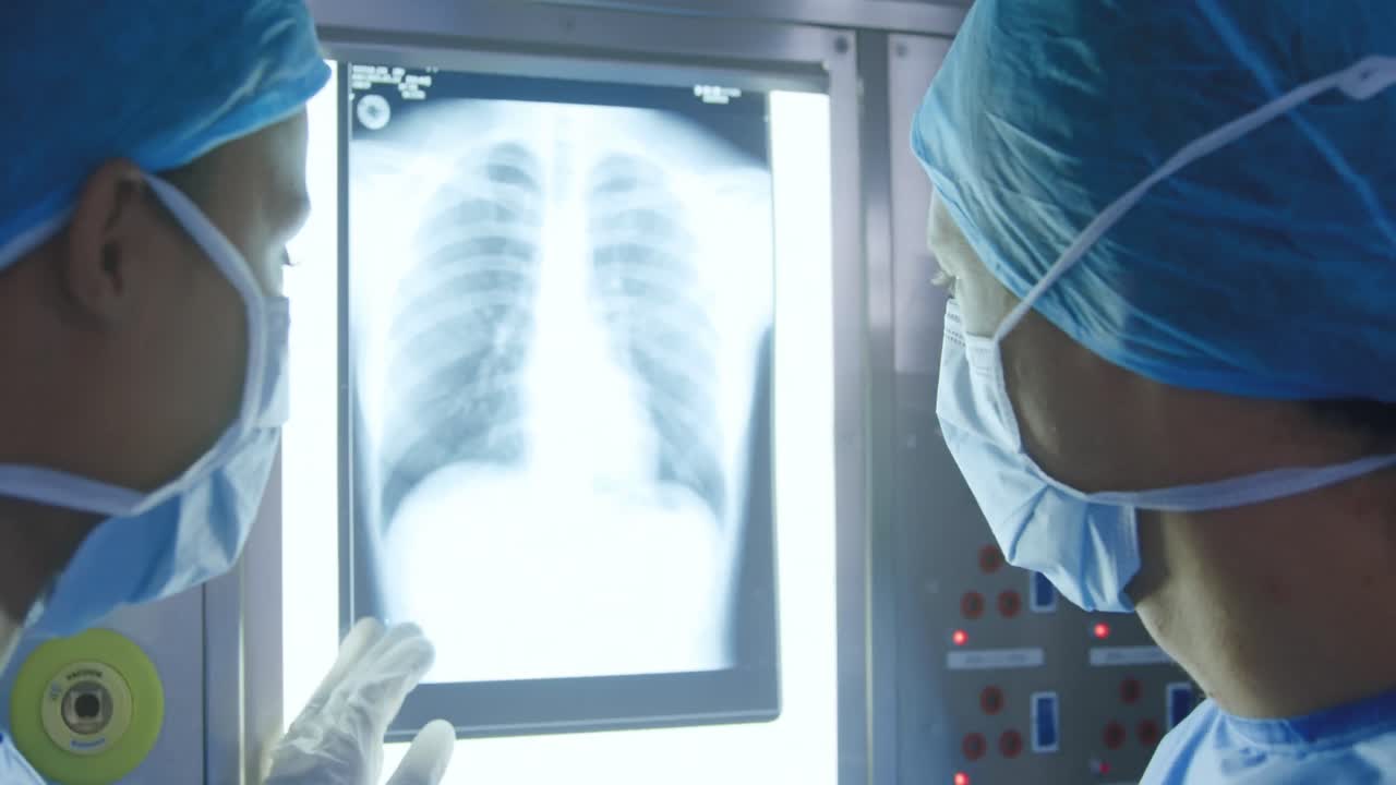 profesionales médicos que trabajan en un hospital