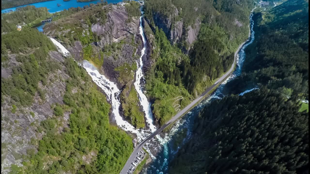 imágenes aéreas de la cascada de latefossen en noruega