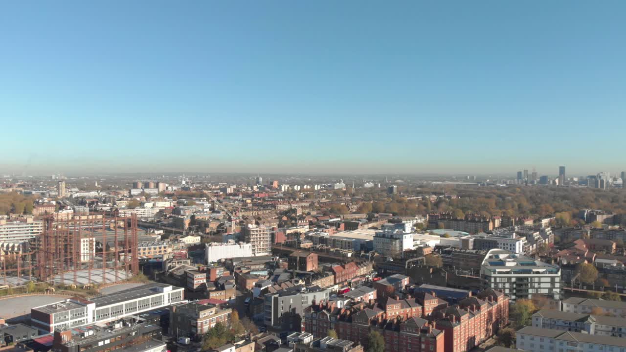 dolly forward toma con un dron de una tranquila zona residencial de londres