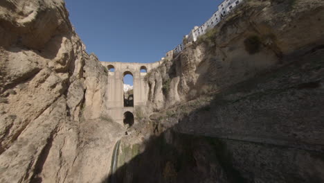 Vuelo-Aéreo-Lento-Hasta-Un-Profundo-Desfiladero-Hacia-El-Puente-De-Arco-Medieval-En-España