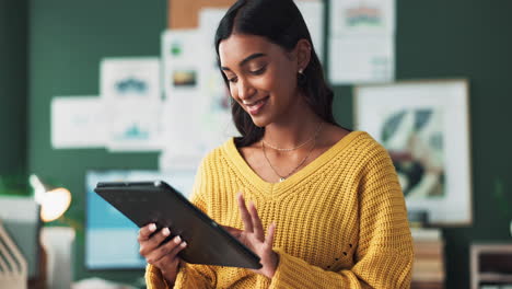 mujer usando tableta en la oficina moderna