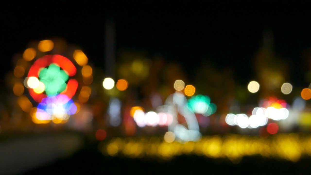 efectos de luz bokeh. la rueda gigante tailandesa en el mercado nocturno