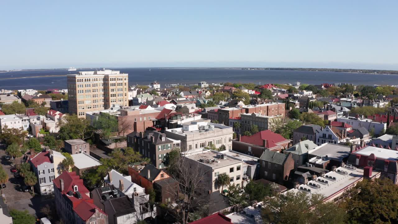 una amplia fotografía aérea del histórico barrio francés en charleston, carolina del sur
