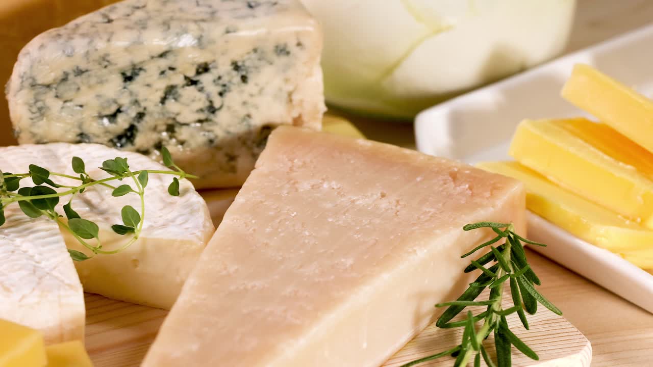 검은색 배경 에 있는 여러 가지 치즈 와 유제품