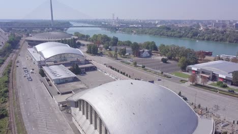 Langsamer-4K-Luftflug-über-Die-Belgrader-Messe-In-Der-Nähe-Der-Ada-Brücke