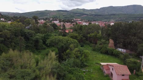 vuelo aéreo bajo sobre la exuberante jungla a la ciudad de samaipata en bolivia