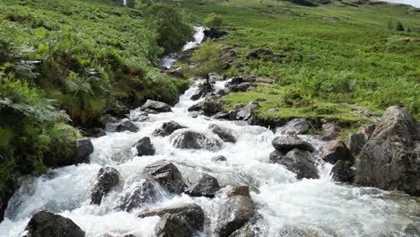 wütender wasserfall, der den berg hinunterfällt, ist nach tagen des starken regens in slowmotion, luftdrohnen, teil 2, bergbasis, buttermere, lake district, großbritannien