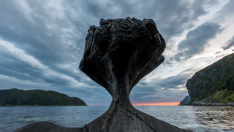 Pilzförmiger-Kannesteinen-Felsen-Bei-Sonnenuntergang-In-Maloy,-Norwegen