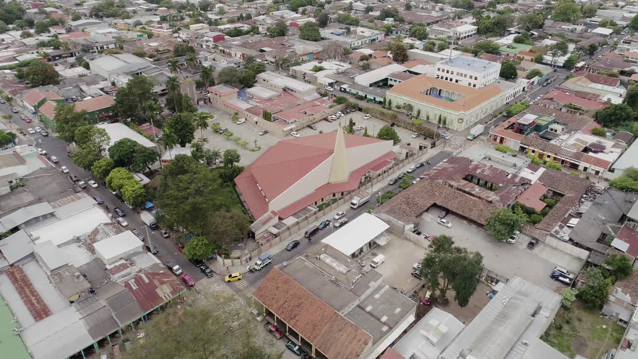 Vista aerea della Parrocchia Inmaculada Concepción a Santa Tecla, El Salvador — ripresa con drone.