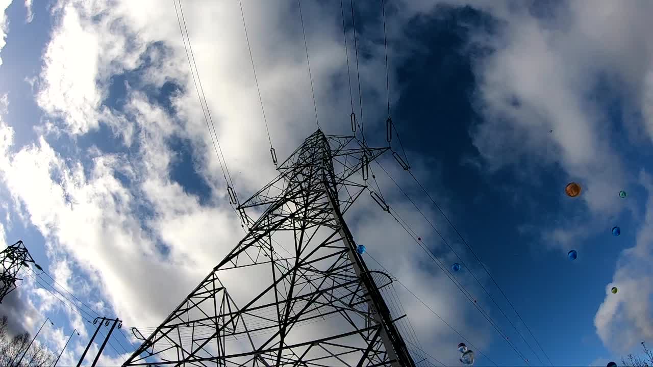 bolas de colores que caen del cielo alrededor de la torre eléctrica