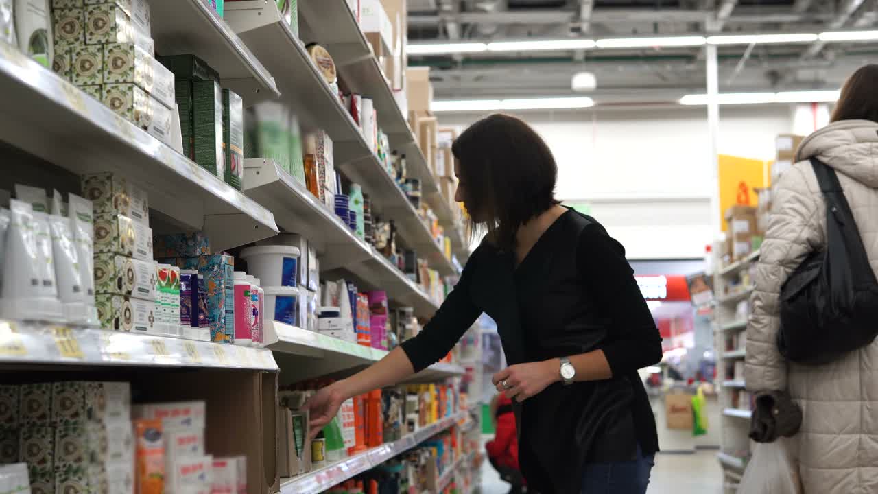 mujer comprando en una tienda de comestibles
