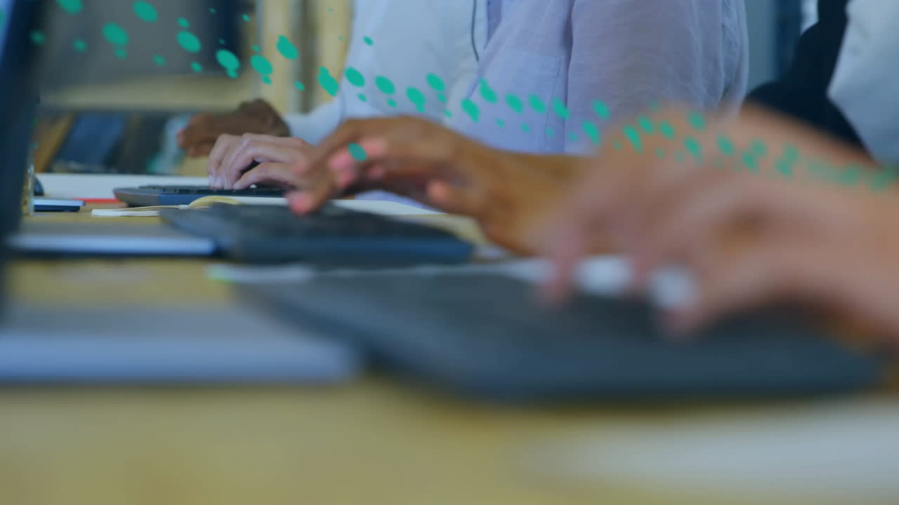 animación del procesamiento de datos sobre diversas personas de negocios en la oficina