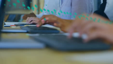 animación del procesamiento de datos sobre diversas personas de negocios en la oficina