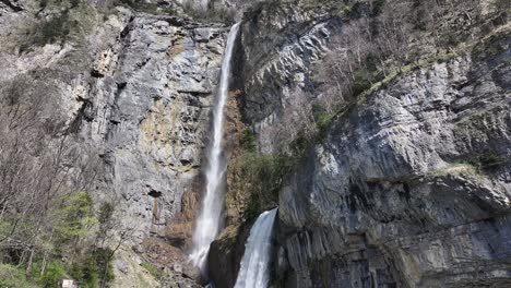 vista de pájaro de las impresionantes cataratas de seerenbachfälle en amden-betlis, suiza, una de las cataratas más altas de europa