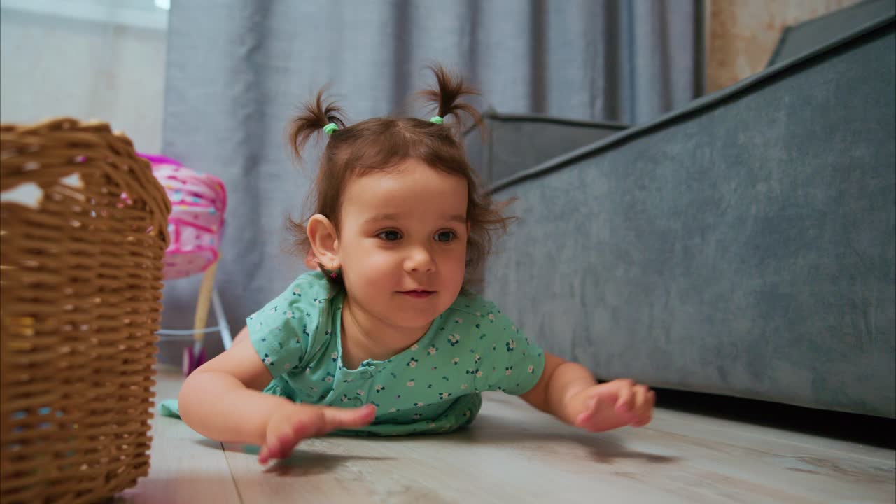 Un'esplorazione gioiosa: l'avventura di gioco di un bambino con macchinine colorate in uno spazio interno accogliente, immortalata in momenti dinamici di risate e curiosità.
