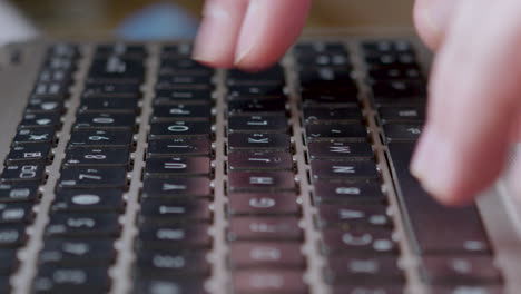 dedo de mujer escribiendo en el teclado de la computadora portátil
