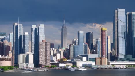 amplio ángulo del horizonte de manhattan durante el tiempo de tormenta nublada, con la luz brillando a través de las nubes