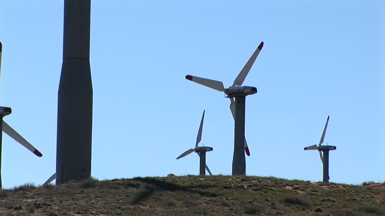 tehachapi california 1에서 전력을 생성하는 여러 풍력 터빈의 중간 샷