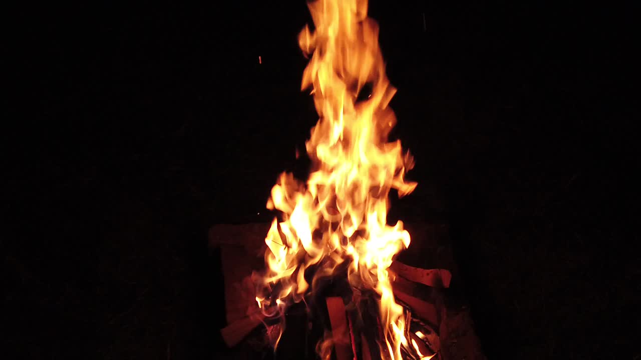 un fuego de tronco ardiendo en la noche, captura en cámara lenta