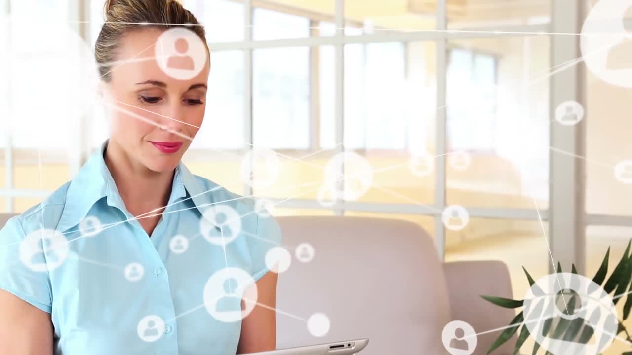 animación de iconos de perfil conectados sobre una mujer de negocios caucásica sonriente trabajando en una tableta digital