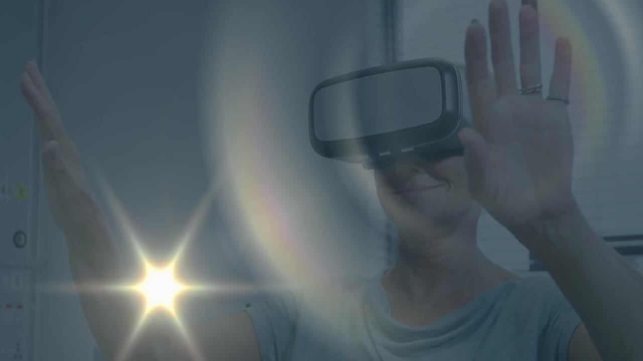 Animazione di punti luce su una donna d'affari caucasica che utilizza un visore VR in ufficio.