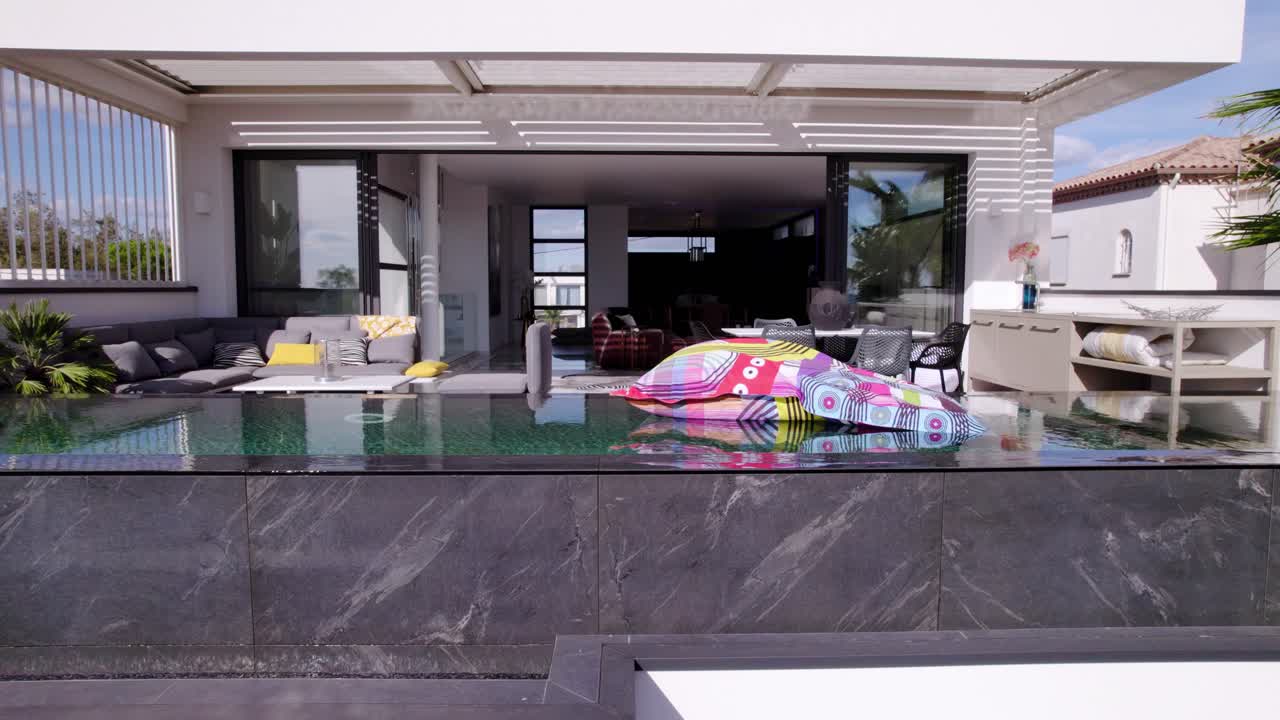 disparo lento que revela una piscina en el balcón de una villa en sete