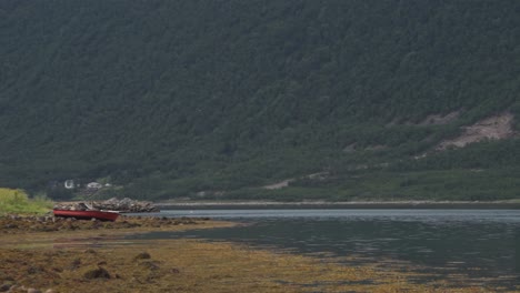 Fischerboot-Am-Fjord-Mit-Berglandschaft-Im-Dorf-Medby,-Senja,-Norwegen