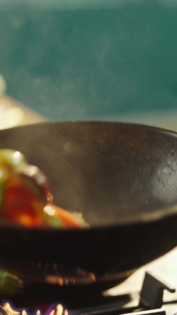 freír verduras en un wok