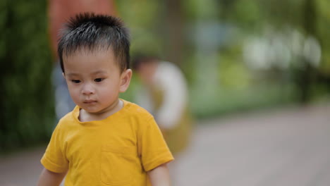 Madre-E-Hijo-En-El-Parque