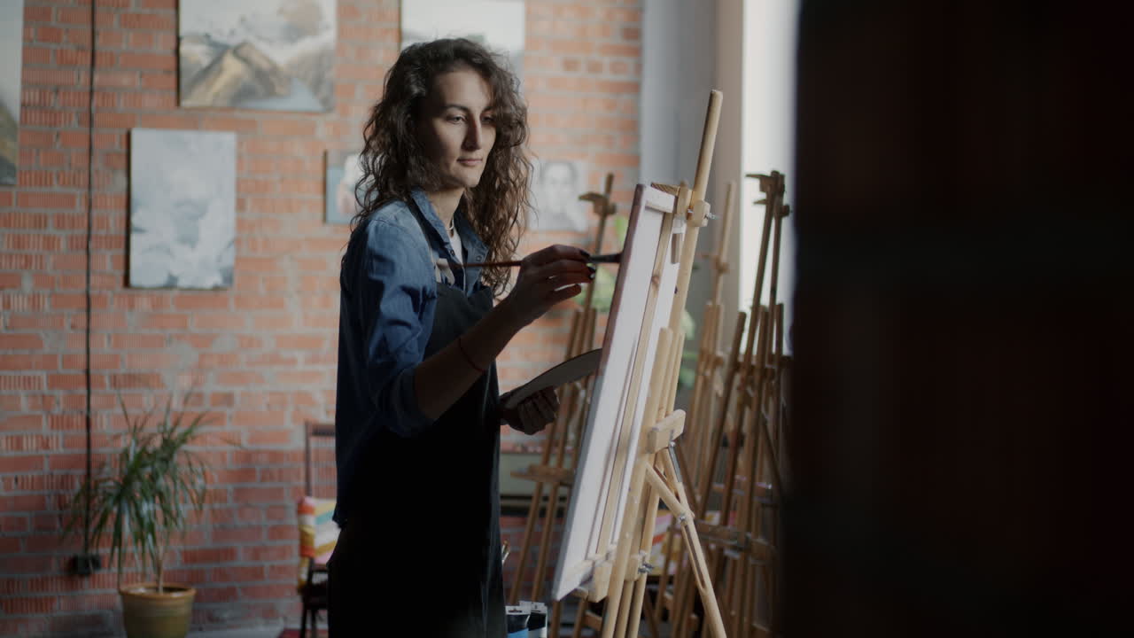 женщина рисует в художественной студии