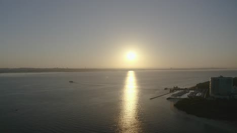 Vista-Aérea-Del-Hermoso-Lago-Portugal,-El-Lago-Artificial-Más-Grande-De-Europa,-Alentejo,-Portugal