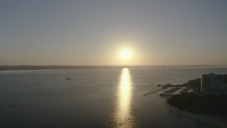 vista aérea del hermoso lago portugal, el lago artificial más grande de europa, alentejo, portugal