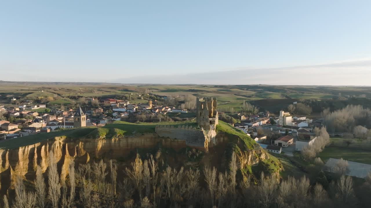 rica arquitectura histórica en acantilados campos verdes cea castillo y ciudad en león españa paisaje drone aéreo zoom panorámico