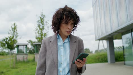 mujer de negocios usando teléfono inteligente al aire libre